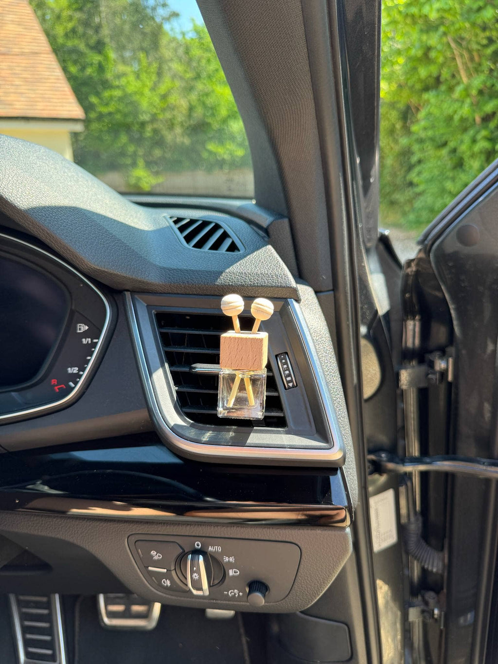 Sandalwood & Amber Car Diffuser - Distinctly Living