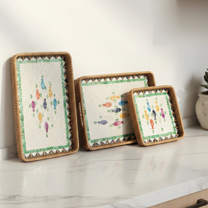 Three woven rectangular trays with colorful fish illustrations and green patterned borders, shown on a light beige background with size labels: 10 x 20 cm, 20 x 20 cm, and 36 x 23 cm.
